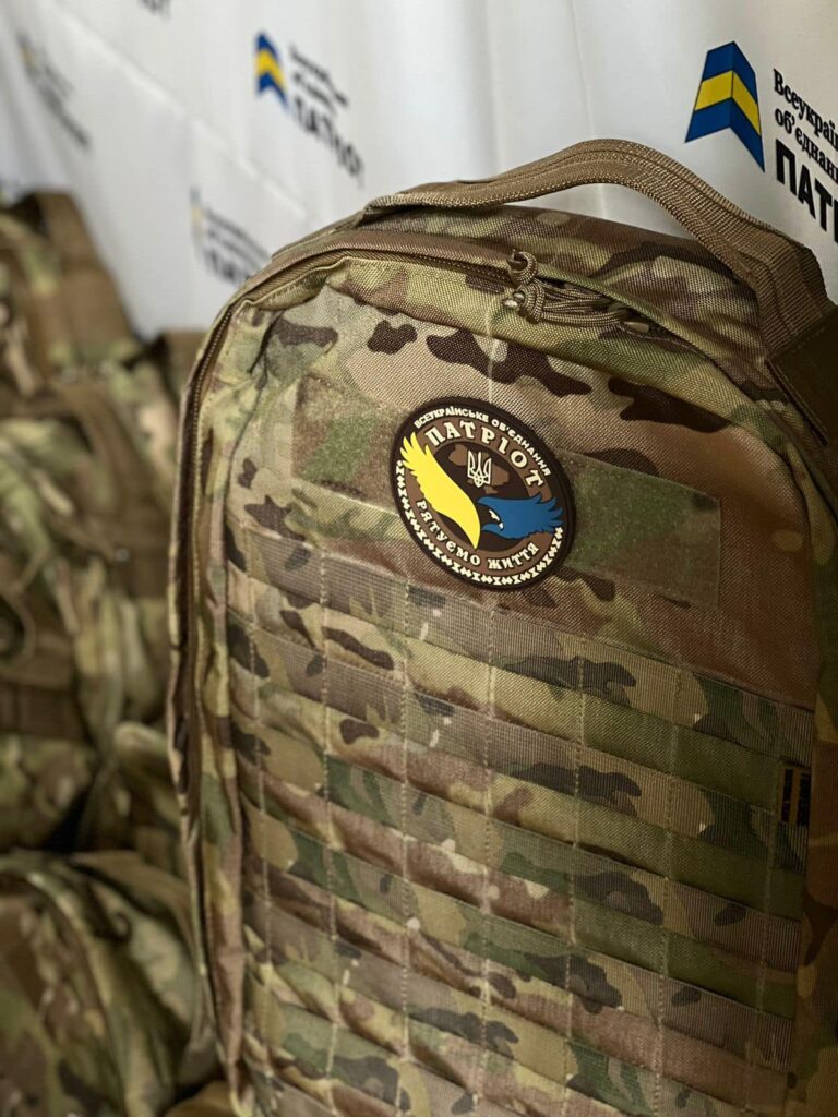 Закупили 25 наплічників з ношами для бойових медиків