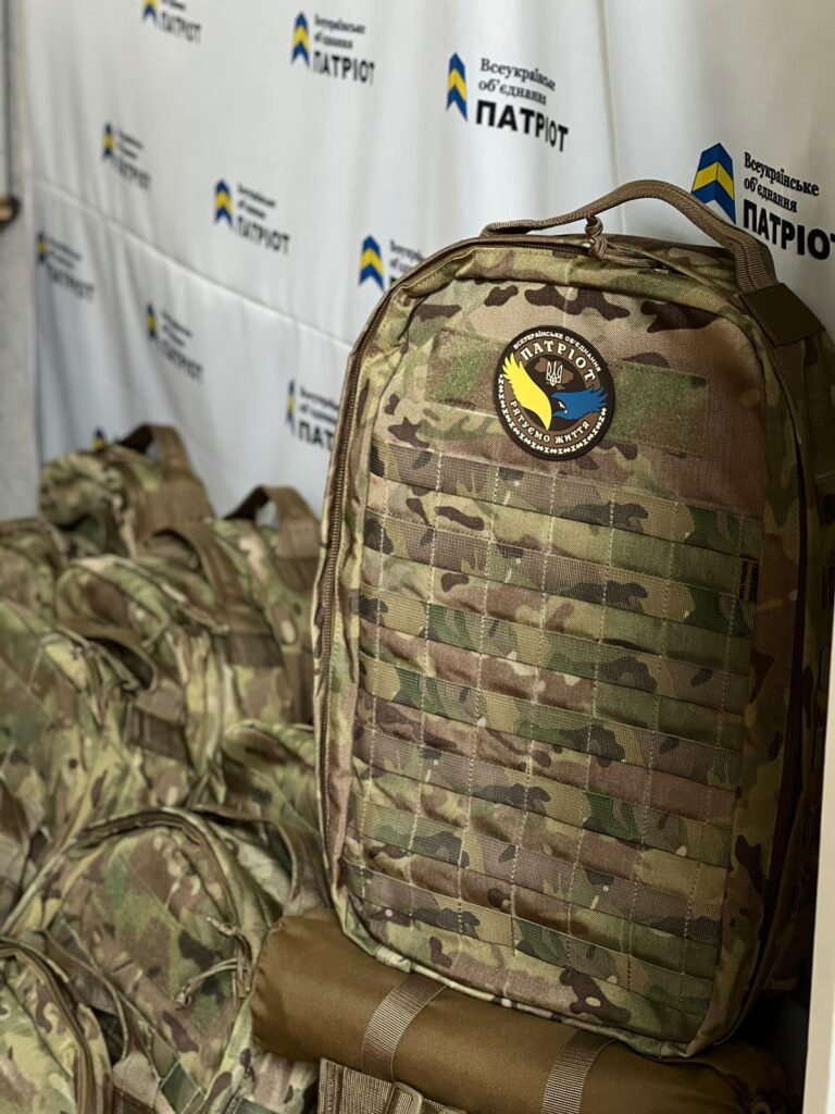 Закупили 25 наплічників з ношами для бойових медиків