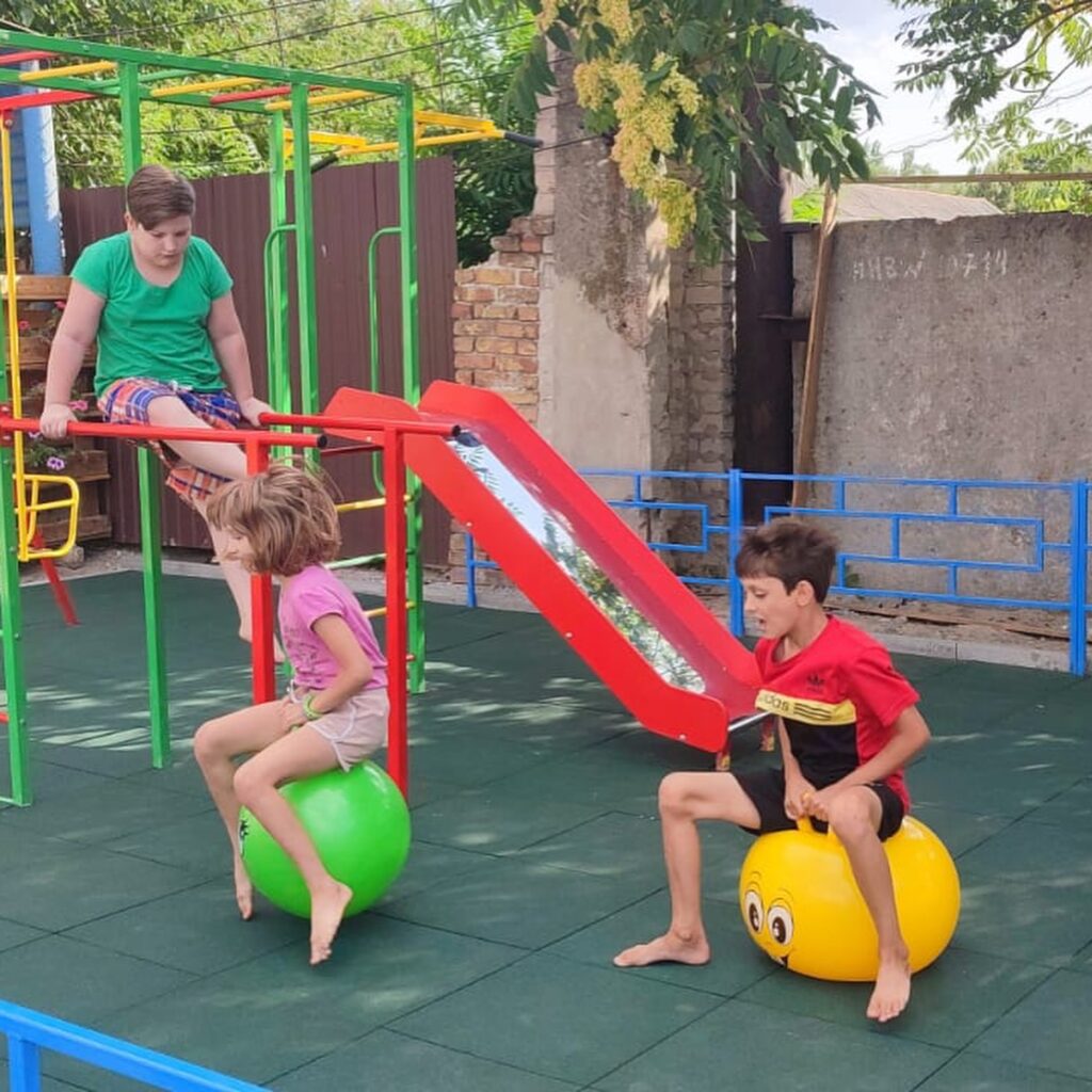 Облаштування дитячого майданчика в Шелтері “Патріот” в Запоріжжі