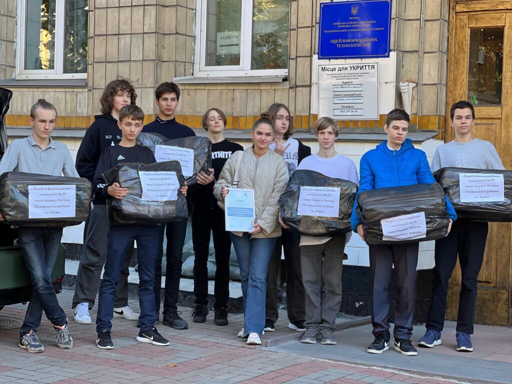 Учні Ліцею інформаційних технологій №79 міста Києва передали допомогу для лікарень