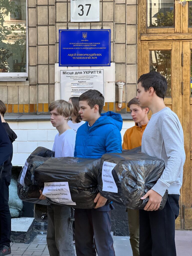 Учні Ліцею інформаційних технологій №79 міста Києва передали допомогу для лікарень