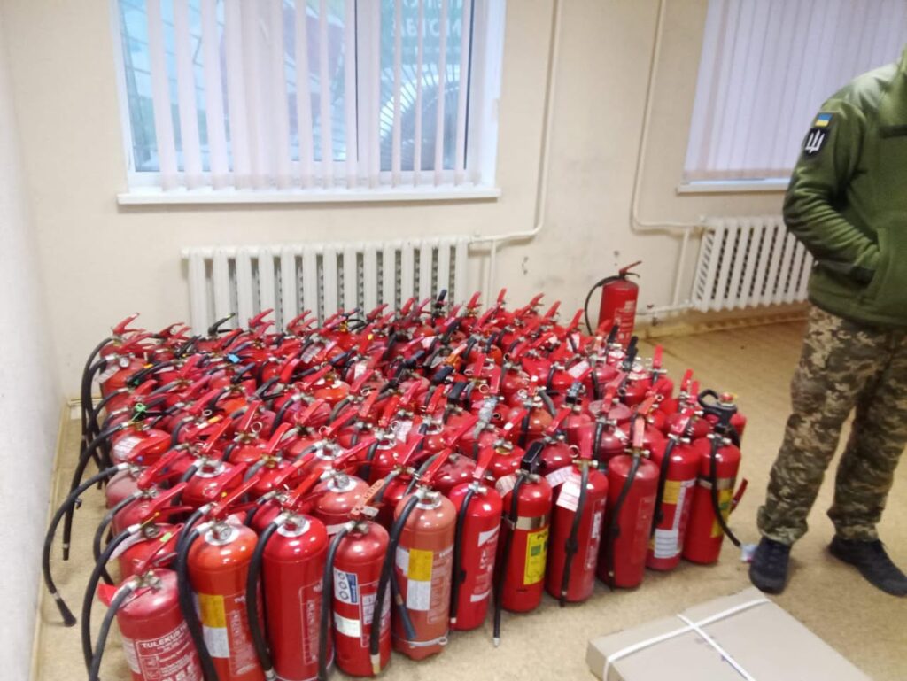 Передали вогнегасники від партнерів Vaba Ukraina військовим